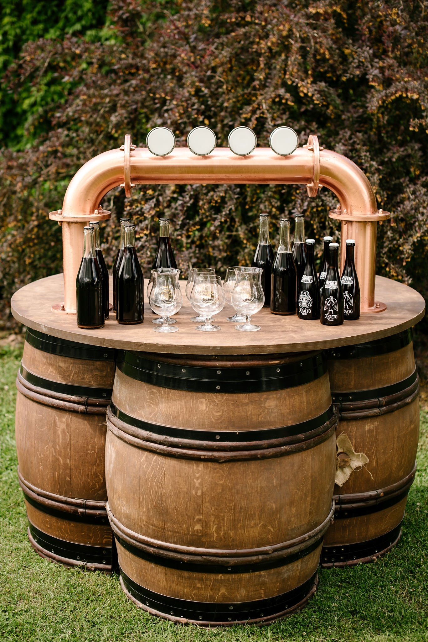 Alaus baras su įranga