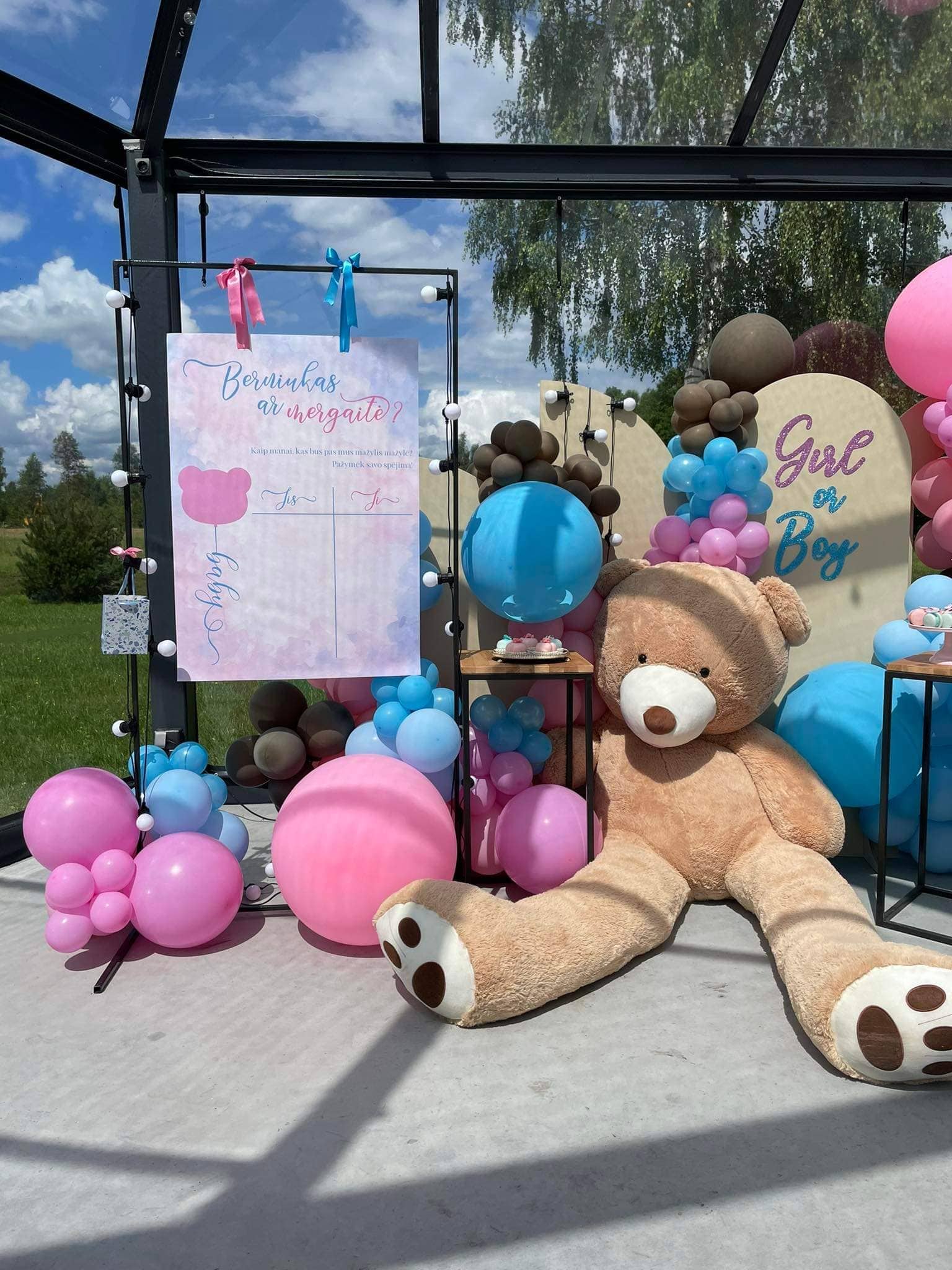 Juodas metalinis stovas-laikiklis