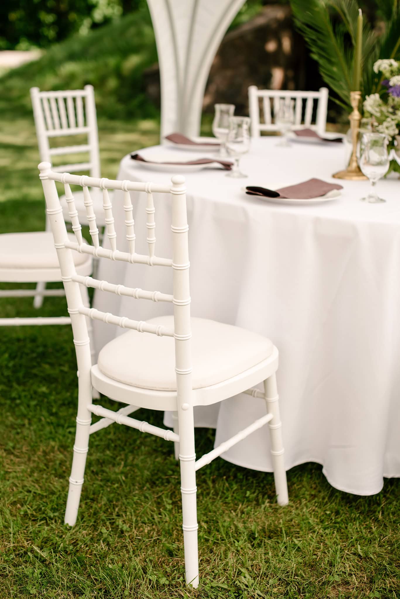 Baltos Chiavari kėdės