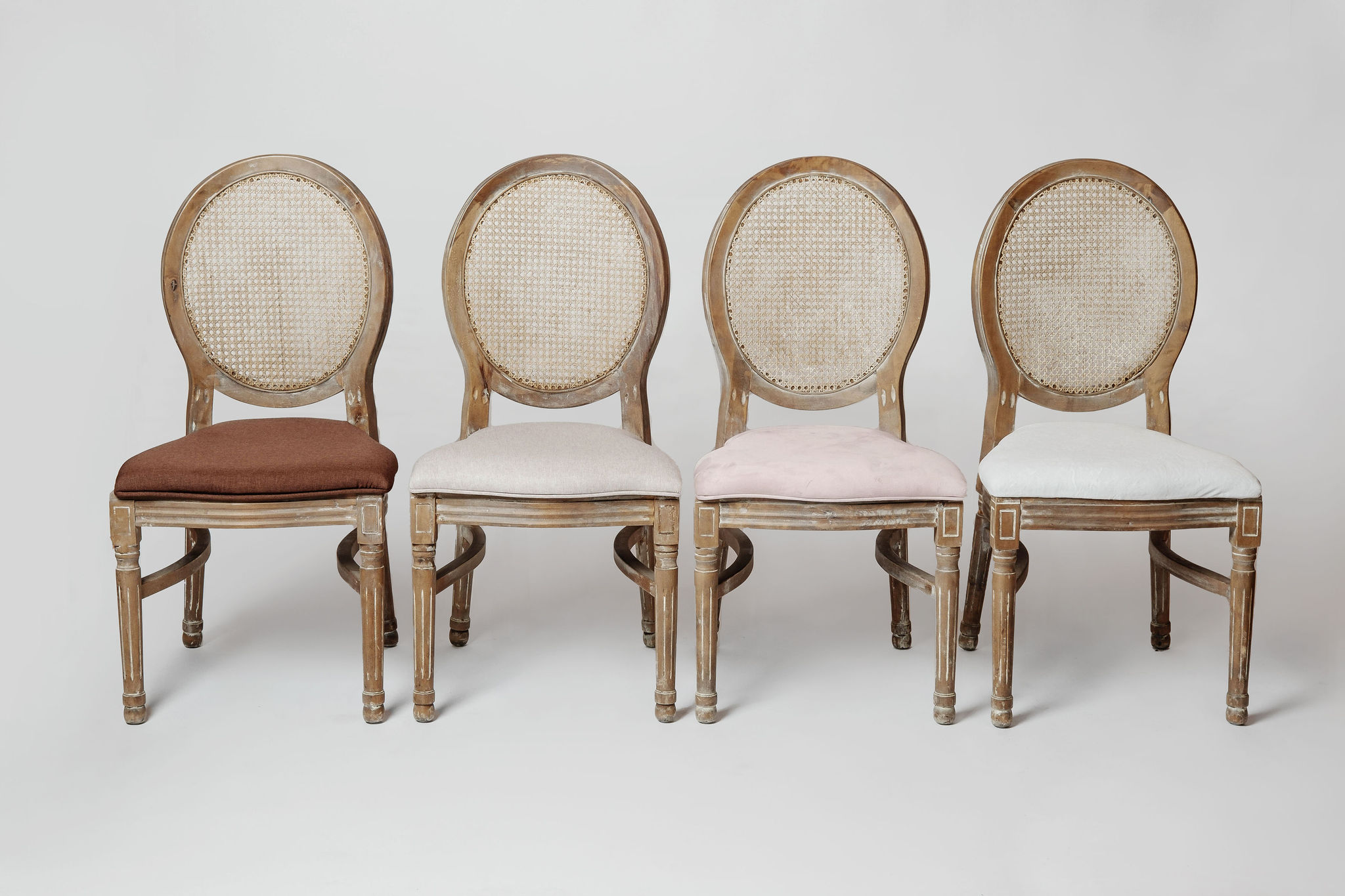 Rudo rėmo Rattan krėslai