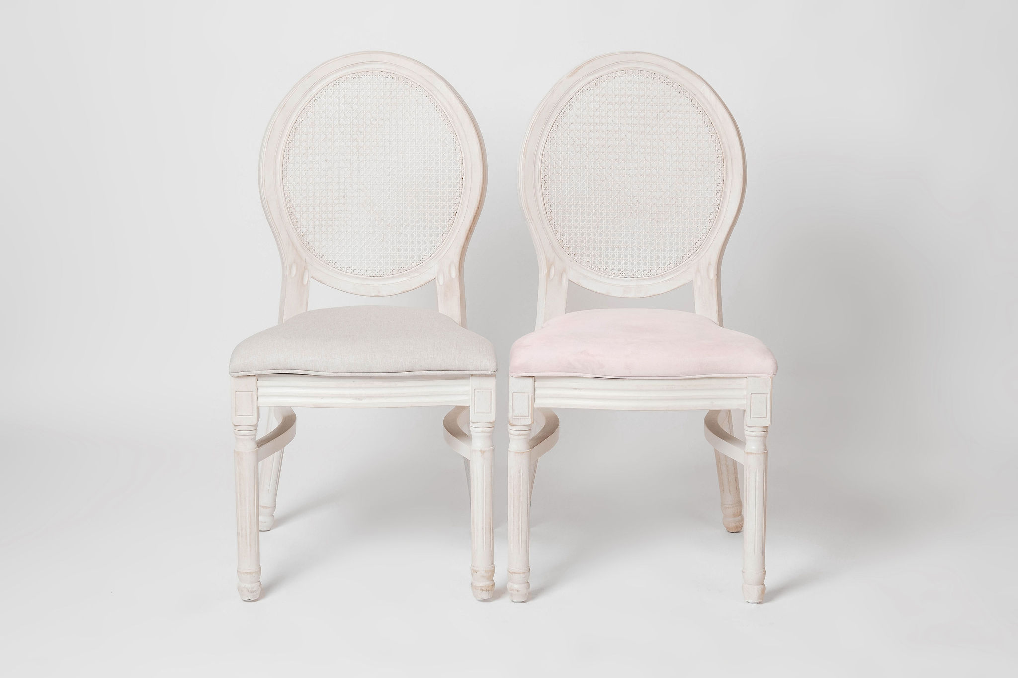 Kreminio rėmo Rattan krėslai