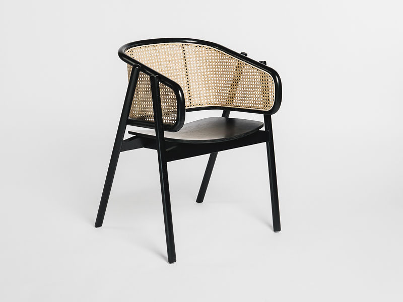 Juodas krėslas su rotangu