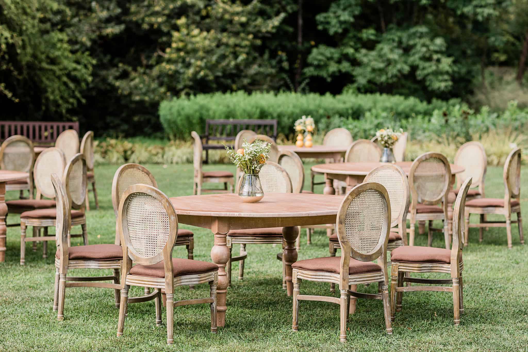 Nedengiamas apvalus stalas