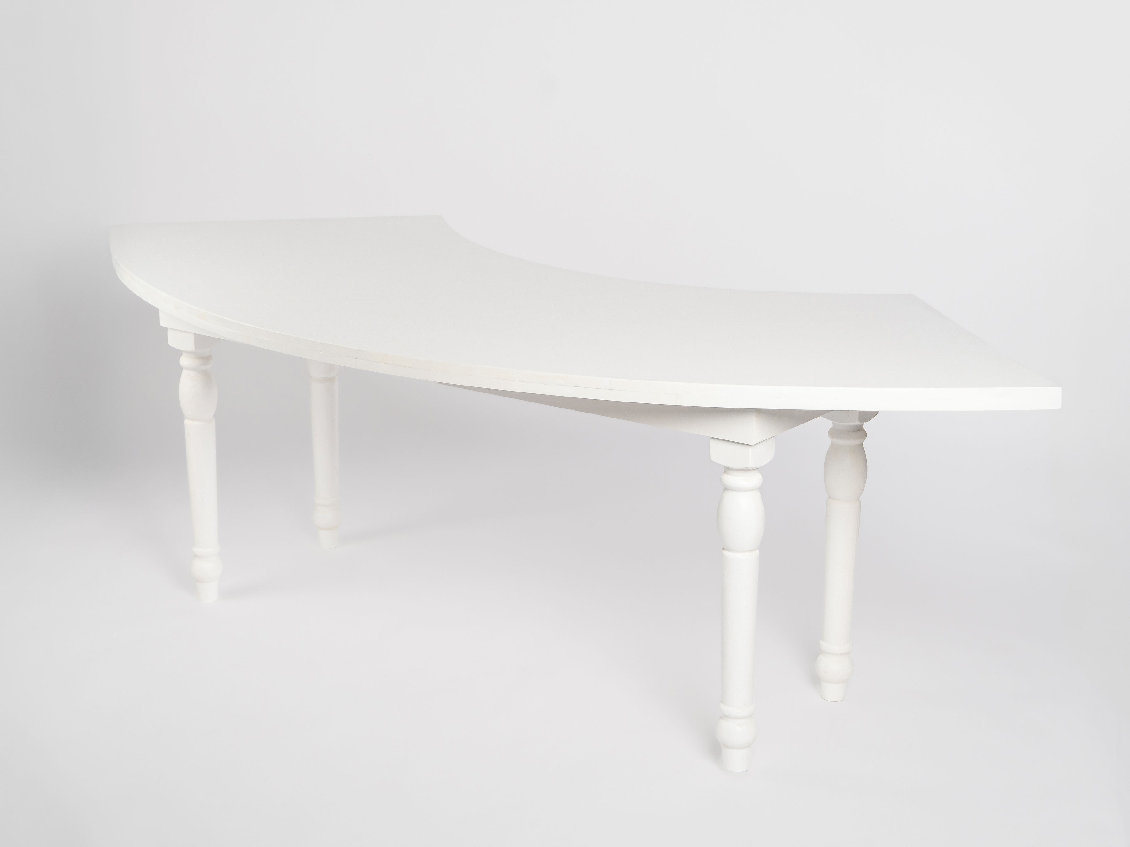 Nedengiamas banguotas stalas baltas