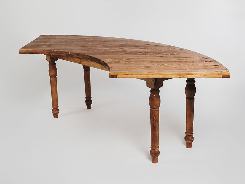 Nedengiamas banguotas stalas rudas