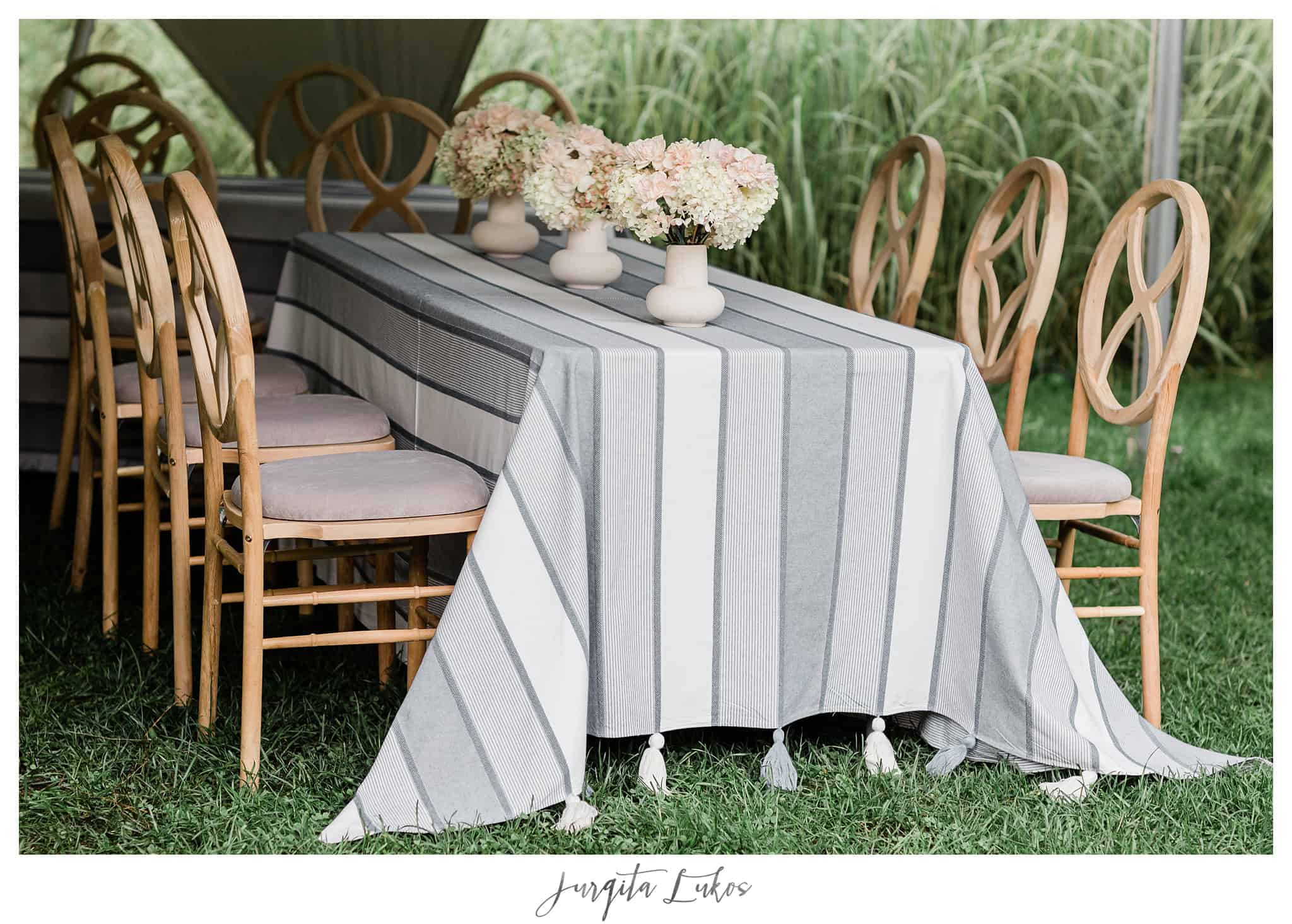 Dryžuota staltiesė su kutais (180x75cm stalui)